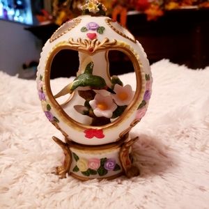 Ceramic Egg w/ hummingbird